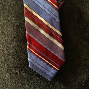 I’m very good condition men’s tie. Super fashionable and elegant .